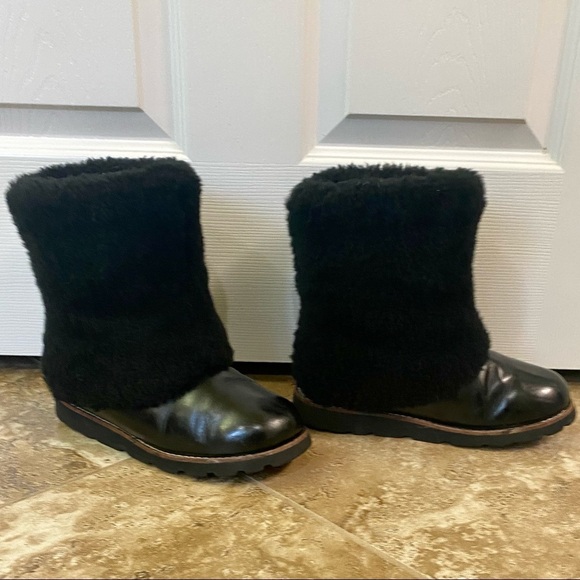 UGG CLASSIC II Sherpa w/leather Short Boots - Picture 8 of 13